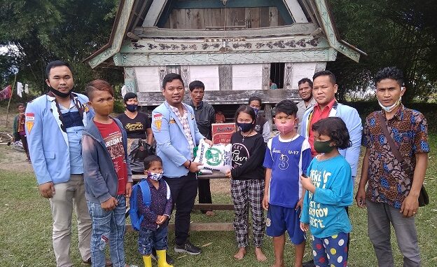LBH IPK Sumut Berikan Bantuan Kepada 7 Anak Almarhum Rianto Simbolon di Samosir