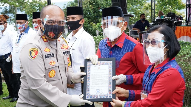 Kapolres menyerahkan Maklumat Kapolri kepada perwakilan partai politik yang mengusung calonnya untuk ikut Pilkada Serentak di Kabupaten Simalungun," Kamis (25/9/2020).