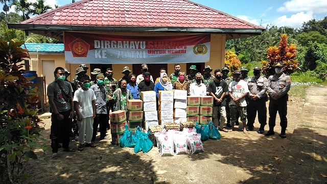 Polres Simalungun bersama Yonif 122/TS menggelar Bhakti Sosial dengan menyalurkan bantuan bahan pangan pokok ke dua (2) wilayah di Kabupaten Simalungun Provinsi Sumatera Utara, Selasa (29/09/2020)