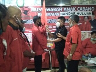 Penyerahan petaka oleh ketua DPC PDIP kabupaten Simalungun Samrin Girsang kepada ketua PAC PDIP Kecamatan Bandar Hulua exn Rudi Arsyah Damanik disaksikan Pengurus DPC PDIP .