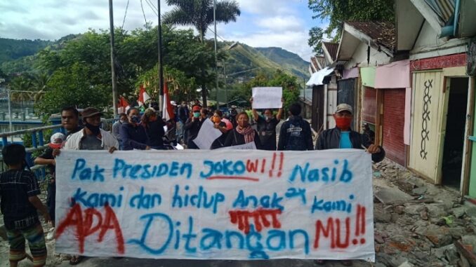 Pemilik kios Pantai Parapat melakukan aksi di pantai Marihat jalan pora" (Jumat, 18 september 2020) sekira pukul 08.00 WIB.