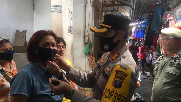 Kapolres Toba AKBP Akala Fikta Jaya S.I.K memakaikan masker ke masyarakat, (09/09/2020) sekira pukul 08.00 Wib