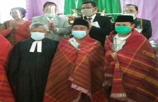 Ephorus Pdt. Dr. Darwin Lumban Tobing menyematkan Ulos( Diulosi) kepada Wakil Bupati Sergai H Darma Wijaya dan H Adlin Tambunan.