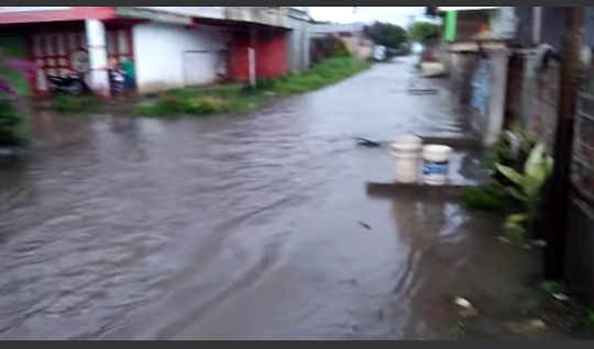 SATU jam hujan, jalan KH A Dahlan Kelurahan Serbelawan Kecamatan Dolok Batu Nanggar Kabupaten Simalungun terendam air