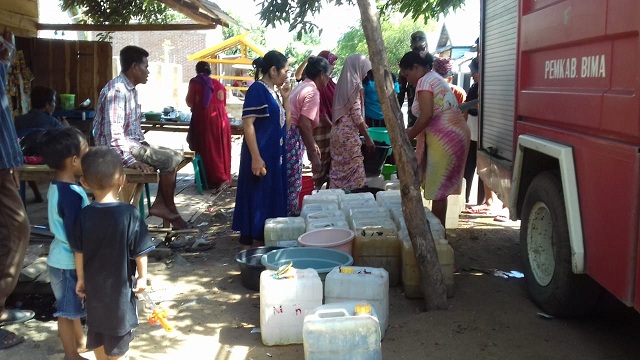 Babinsa Woro Koramil 02/Bolo Kodim Kodim 1608/Bima, Koptu Heriyanto menyumbang sekaligus mendampingi warga binaan dalam pengedropan air bersih di Dusun Rasabou, Desa Woro, Kecamatan Madapangga, Kabupaten Bima. jumat Pagi (23/10/20).