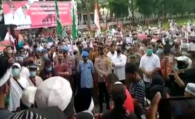 Aksi Bela Islam unjuk rasa di Lapangan Haji Adam Malik, Senin (05/10/2020)