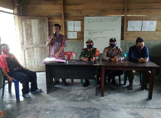 Brigadir Taufik Lubis bersama Babinsa 013 Porsea, Serda Supardi kawal pembagian Bantuan Langsung Tunai (BLT) tahap VI di Kantor Desa Meranti Utara, Jumat (02/10/2020)