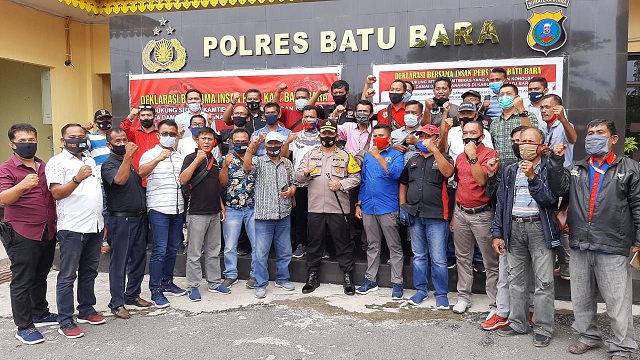 Jurnalis Bersama Polres Batu Bara di halaman Mapolres Batu Bara, Jalan Perintis Kemerdekaan Kecamatan Lima Puluh Kabupaten Batu Bara, di halaman Mapolres Batu Bara, Jalan Perintis Kemerdekaan Kecamatan Lima Puluh Kabupaten Batu Bara