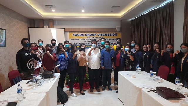 Calon Bupati Simalungun nomor 1, Radiapoh Hasiholan Sinaga (RHS) ikuti Focus Group Discusion (FGD) yang digelar Aliansi Mahasiswa Simalungun di Hotel Horison, Kota Siantar, Sabtu (17/10/2020).