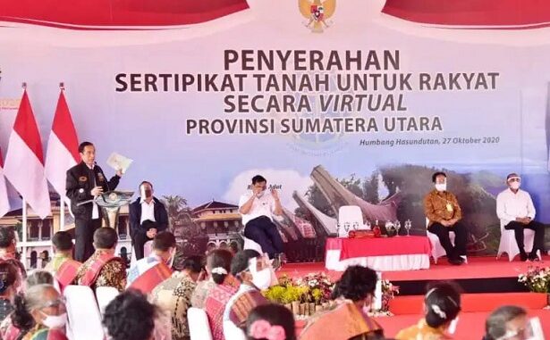 Presiden RI Joko Widodo menyerahkan 22.007 sertifikat hak atas tanah untuk rakyat, di Stadion Simangaronsang Doloksanggul, pada hari Selasa (27/10) siang, sebagai bagian dari rangkaian kegiatannya di Sumatera Utara.