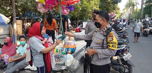 Kabag Ops bersama sejumlah anggotanya berkeliling Taman Udayana.