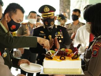 Kapolres Simalungun AKBP Agus Waluyo SIK dan rombongan, berkunjung ke rumah dinas harian Danrem 022/PT serta Dandim 0207/SML, memberi suprise pada moment HUT TNI ke 75 Selasa (05/10/2020)