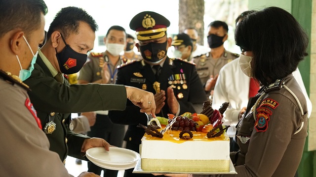 Kapolres Simalungun AKBP Agus Waluyo SIK dan rombongan, berkunjung ke rumah dinas harian Danrem 022/PT serta Dandim 0207/SML, memberi suprise pada moment HUT TNI ke 75 Selasa (05/10/2020)