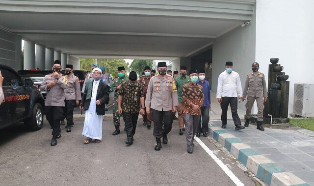 Kapolda NTB menghadiri Grand Final Lomba Dakwah Kamtibmas Polres Lombok Barat dalam rangka memperingati Maulid Nabi Muhammad S.A.W. bertempat di Bencingah Agung Pemda Lombok Barat, (22/10/2020)