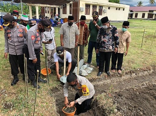 Peletakan batu pertama pembangunan mesjid Polsek alas barat bertempat di halaman Polsek Alas Barat, pada Sabtu (9/10/2020).