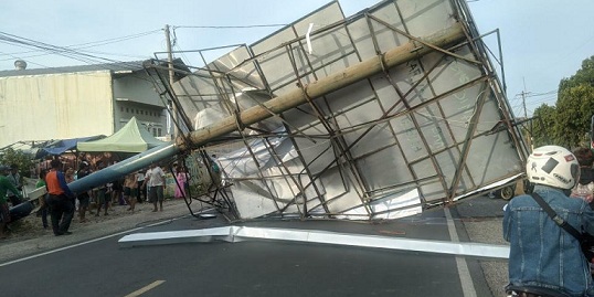 Foto : BPBD Kabupaten Cirebon melaporkan 4 orang mengalami luka-luka akibat tertimpa pohon dan papan reklame. (BPBD Kabupaten Cirebon)