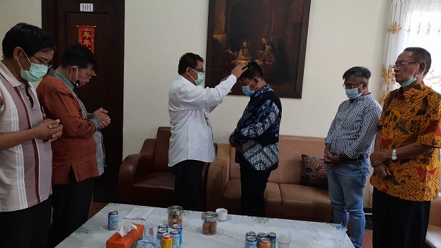 Uskup Agung Medan Mgr Kornelius Sipayung OFM Cap, memberkati dan mendoakan calon Bupati Simalungun Radiapoh Hasiholan Sinaga