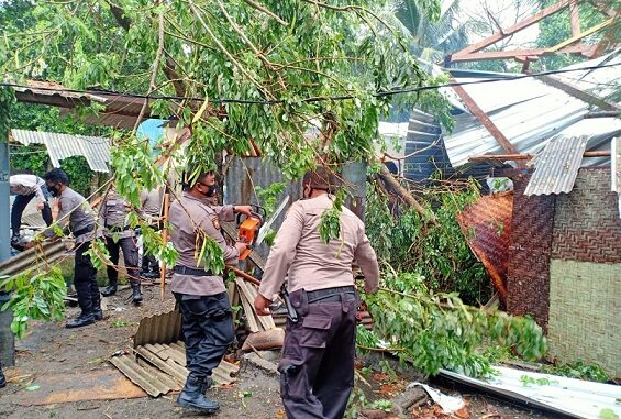 Angin puting beliung, yang menyapu Dusun Induk, Desa Taman Ayu, Kec. Gerung, Kab. Lobar, mengakibatkan sejumlah kerusakan dan korban luka, Sabtu (10/10).