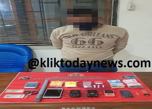 Tim Opsnal Satresnarkoba Polres Sumbawa kembali menangkap seorang pengedar narkotika jenis sabu, di wilayah Kelurahan Bugis, Kecamatan Sumbawa ,Kabupaten Sumbawa tepatnya di belakang Mako Polres Sumbawa Kamis malam (10/10/2020).