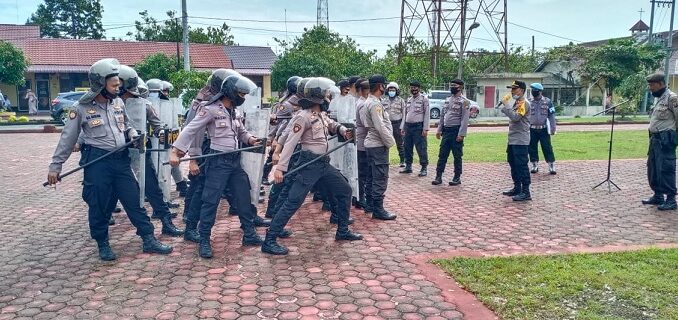 Kabag Ops Polres Batu Bara AKP Hendry Nupita Barus memberi instruksi kepada personil Ton Dalmas di halaman Mapolres Batu Bara di Lima Puluh, Selasa 20/10/2020