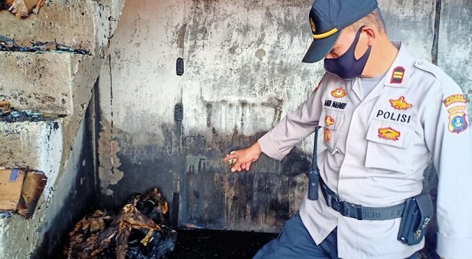 Tubuh kedua perempuan ditemukan hangus terbakar dibawah tangga Ruko, Minggu(18/10/2020)