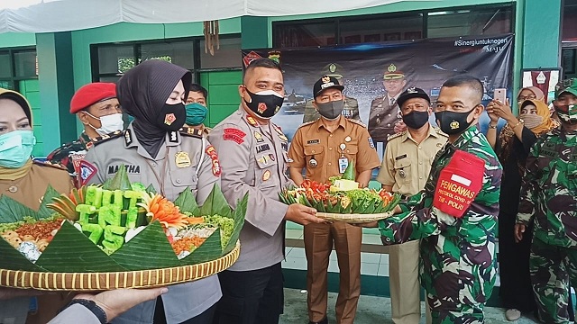 Rombongan perwakilan dari Polsek Sukmajaya, Samsat Kota Depok, Kecamatan Sukmajaya, Kecamatan Cilodong dan Bapenda mengunjungi Makoramil 03/Sukmajaya untuk memberikan ucapan selamat HUT TNI ke-75.