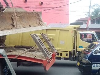 Tampak truk pengangkut alat berat melintas di Jalan Kartini - Pematangsiantar, Jumat (9/10/2020)
