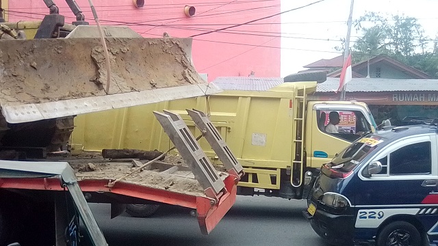 Tampak truk pengangkut alat berat melintas di Jalan Kartini - Pematangsiantar, Jumat (9/10/2020)