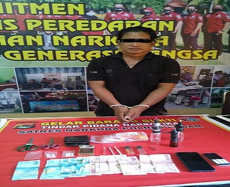 TR Alias Uzi pada hari Sabtu tanggal 17 oktober 2020 Pkl. 12.00 wita bersama 6 poket narkotika jenis Shabu seberat 2.20 garam,