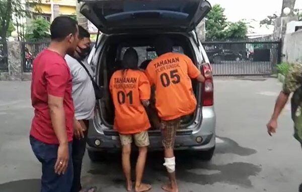 Keterangan Foto : Tersangka saat akan dibawa untuk ke Mapolrestabes Medan