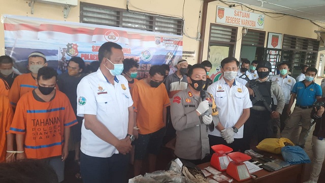 KAPOLRES Pematang Siantar AKBP Boy Sutan Binanga Siregar SIK didampingi Kasat Narkoba AKP David Sinaga SH.MSi. pimpin gelar Conference Press, Rabu (04/11/2020)