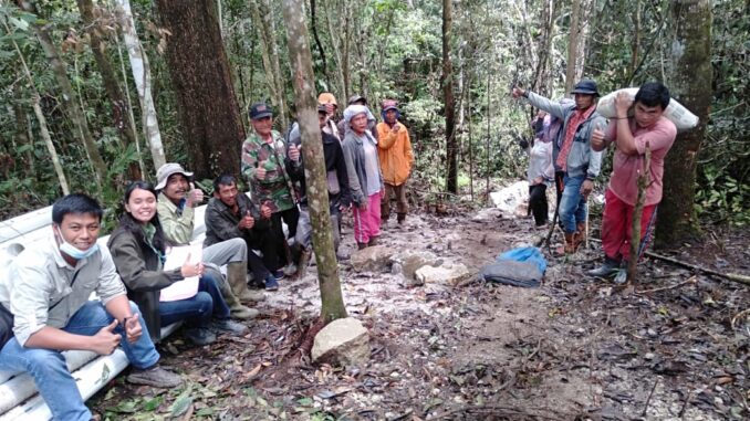 Warga Sihaporas bersama pihak TPL foto bersama semangat.