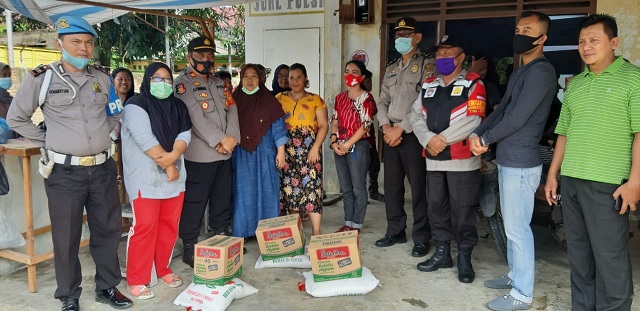 Kapolsek Serbelawan IPTU Abdullah Yunus Siregar datang menemui korban untuk menyalurkan bantuan untuk korban kebakaran, Jumat (06/11/2020) pagi.