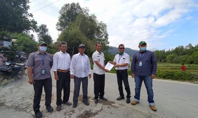 Serah terima pengaspalan jalan tahap dua sepanjang 800 meter di Jalan Sianipar, Desa Pardomuan, Kecamatan Silaen, Kabupaten Toba, Sumatera Utara, Rabu (11/11/2020)