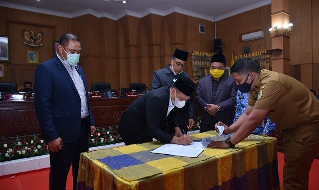 Bupati Batu Bara, Ir. H. Zahir, M.Ap didampingi Ketua DPRD Batu Bara, M. Safi'i SH, dan Asisten II Drs. Sahala Nainggolan, MM. Rabu 18/11/2020.