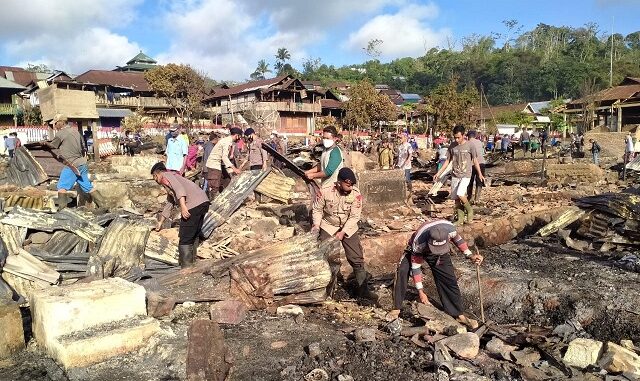 Personel Sat Brimob Polda NTB bersama Tim Tanggap Bencana membantu warga Desa Batu Rotok Sumbawa membersihkan puing-puing sisa kebakaran, Senin(09/11/2020).