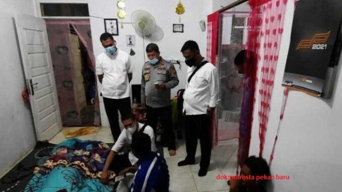 Polsek Tenayan Raya dan tim Identifikasi Polresta Pekanbaru melakukan olah TKP Senin (16/11/2020)