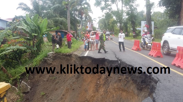 Akibat intensitas curah hujan sangat tinggi, dampil jembatan Bah Ilang di Kelurahan Tiga Balata, Kecamatan Jorlang Hataran, Kabupaten Simalungun, Sumut mengalami longsor, pada Jumat 21/11/2020.