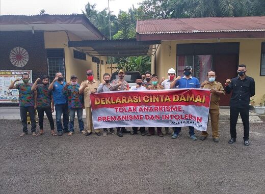 KAPOLRES Simalungun AKBP Agus Waluyo SIK bersama elemen masyarakat Kelurahan Bangun mendeklerasikan 'Cinta Damai', Selasa ( 03/11/2020 )