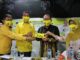 Drs H Musa Rajekshah Mhum dan Mangatas Silalahi menyerahkan masker Golkar kepada Ir Asner Silalahi Mt bersama dr Susanti Dewayani SpA.