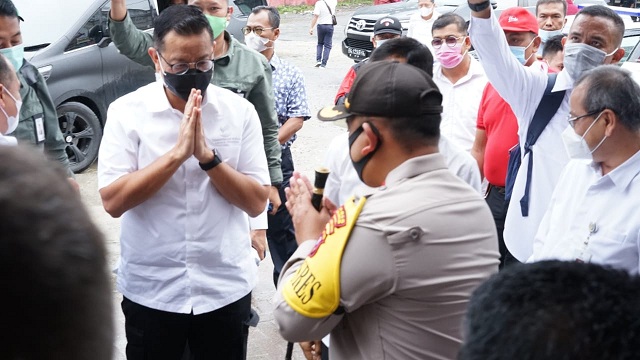 Kapolres Simalungun AKBP Agus Waluyo SAMBUT kedatangan Menteri Sosial Republik Indonesia (Mensos RI) Juliari Peter Batubara berserta rombongan, Kamis (12/11/2020)