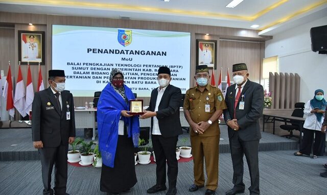 Bupati Batu Bara, Ir. H Zahir, M.Ap, di aula Rumah dinas Bupati Batu Bara, Tanjung Gading, Kecamatan Sei Suka, Kabupaten Batu Bara, Selasa 17/11/2020.