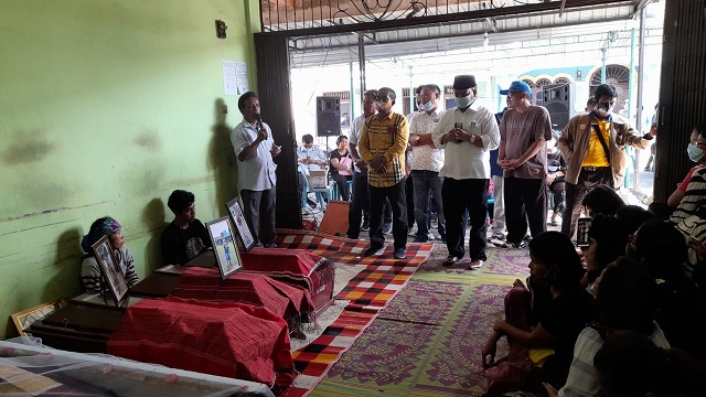 Calon Bupati Kabupaten Simalungun nomor urut 1, Radiapoh Hasioholan Sinaga (RHS) didampingi Tim Pemenangan RHS-ZW, meringankan langka menyampaikan rasa belasungkawa ke rumah keluarga Sidabutar di Jalan Asahan Km 4, Simpang Karang Anyer,