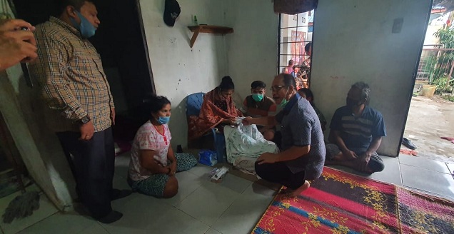 Calon Wali Kota Pematangsiantar, Ir Asner Silalahi mendatangi rumah Roida Siregar yang tinggal di Gang Bonar, Jalan Medan Km 5.5, Selasa (10/11/2020)