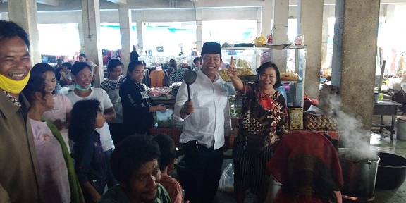 Radiapoh Hasiholan Sinaga (RHS) blusukan ke Pasar Moderen Pematang Raya, Kecamatan Raya, Sabtu (28/11/2020).