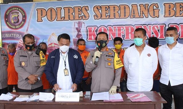 Kapolres Serdang Bedagai AKBP Robin Simatupang didampingi Kasatreskrim AKP Pandu Winata, Kasatresnarkoba AKP H Manulang, Kasubbag Humas AKP Sopyan, Senin (9/11/2020) dalam konferensi pers kepada wartawan di Mapolres Serdang Bedagai.