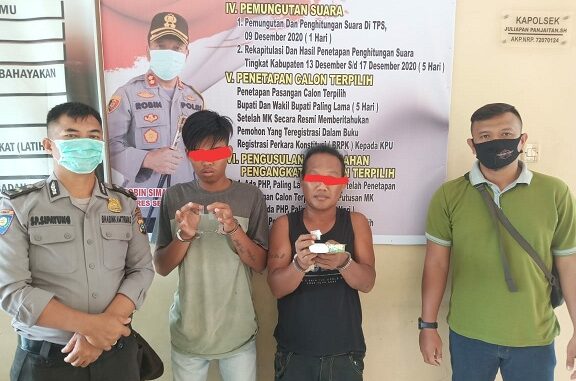 Tekab Polsek Dolok Masihul enyergap dua tersangka M Iqbal Saragih alias Iqbal (18) dan M Agus alias Ijul (46) , Sabtu, (31/10/2020)