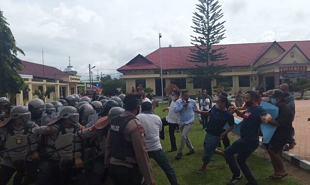 Polres Toba Gelar Simulasi Pengamanan Jelang Pilkada 2020 di Halaman Mapolres