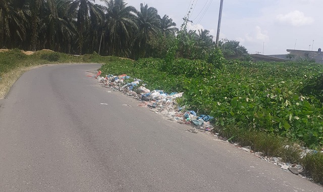 Tumpukan sampah berserakan di di jalan Rajamin Purba, Kelurahan Perdagangan III, Kecamatan Bandar menujuh Kecamatan Bandar Masilam. Selasa (2/11/2020)