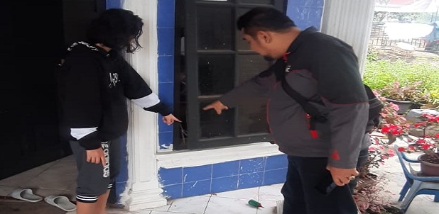 "Diduga pelaku masuk ke dalam rumah melalui pintu depan dengan cara memasukkan tangan melalui jendela dekat pintu lalu mengambil kunci yang tergantung di bagian dalam pintu rumah